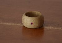 Fingerring Hainbuche / roter Spinell